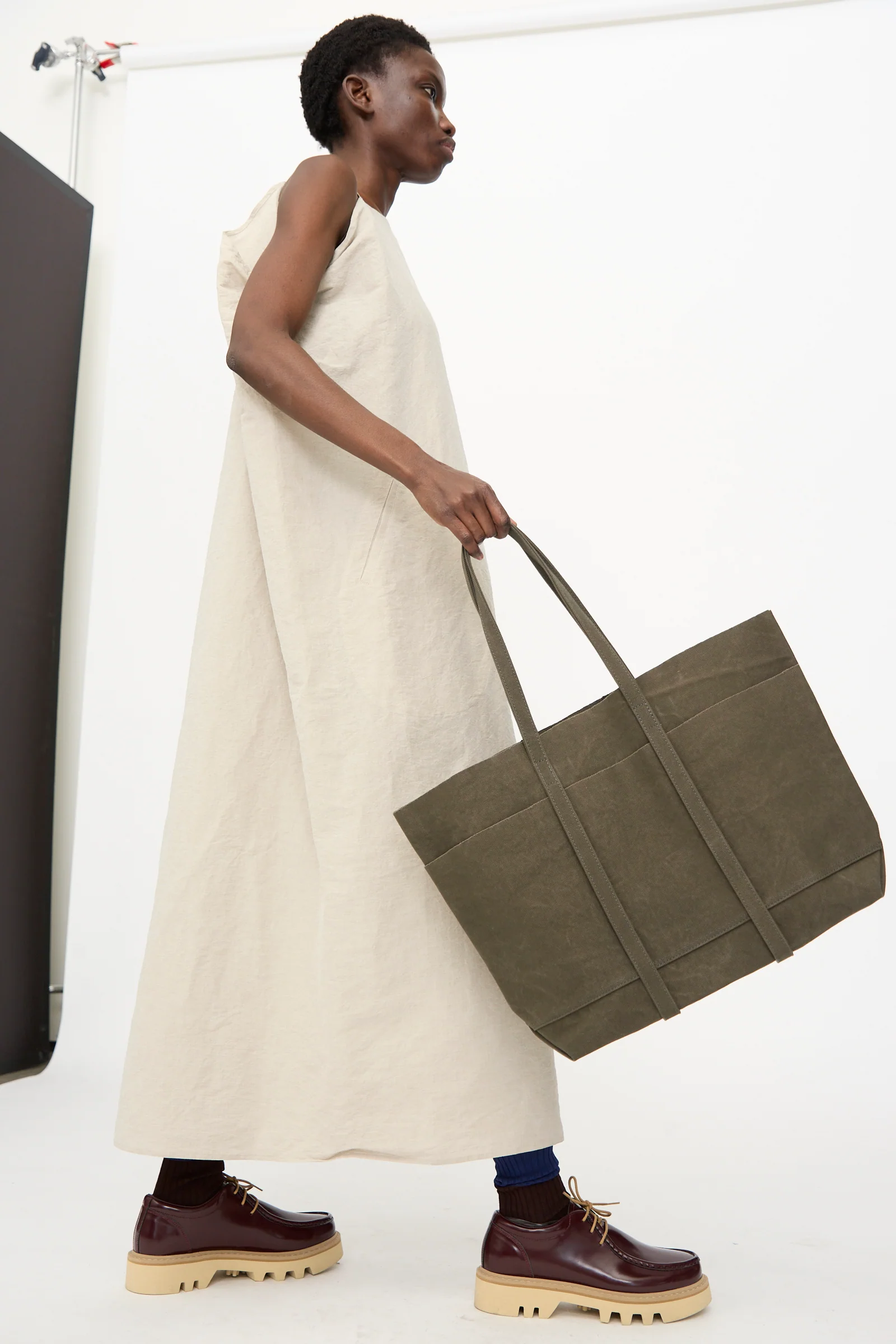 Washed Canvas 6 Pockets Medium Tote in Olive