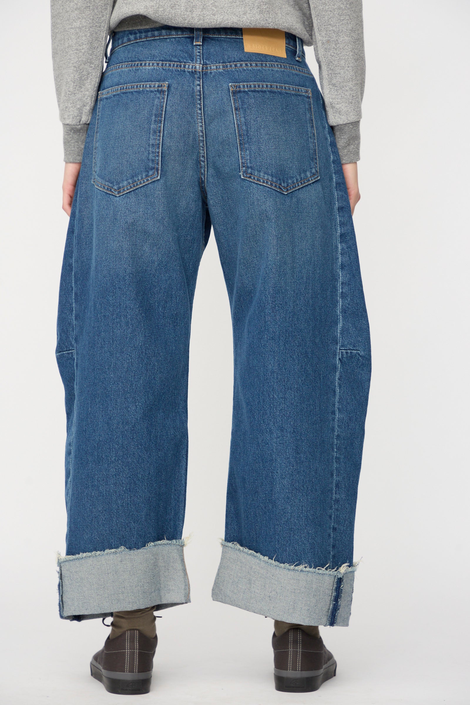 Relaxed Cuffed Lasso Jean in Cate Wash - Image 5